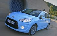 Plus longue de 9 cm que l'ancienne version (3,94 m), la deuxième génération de Citroën C3 reste cependant légèrement plus compacte que la Polo (3,97 m).