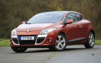 Contrairement à la Mégane 2 trois-portes, ce coupé se distingue nettement de la cinq-portes. A l'avant, ses entrées d'air latérales grises permettent de la reconnaître immédiatement.