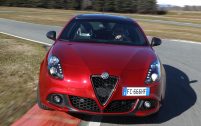 La calandre adopte désormais une grille en nids d'abeille qui évoque les 4C et Giulia.