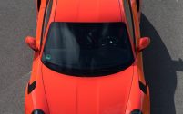 Le toit en magnésium, désormais rainuré, est environ 30 % plus léger que celui en aluminium de la GT3, avec l'avantage d'abaisser le centre de gravité.