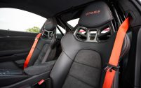 Réglable en hauteur mais pas en inclinaison, le baquet du "pilote" assure un maintien parfait.