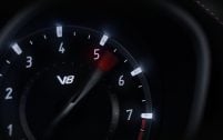 La zone rouge de ce V8 biturbo démarre à 7 000 tr/mn.