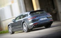 Le confort est celui d'une limousine. En revanche, l'efficacité routière est bien signée Porsche.