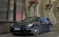 Cette version Turbo s'offre un bouclier avant très aéré.