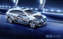 Pour optimiser l'habitabilité et diminuer le centre de gravité, la batterie est placée très bas.