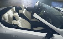 Ce LC Convertible conserve de petites places arrière, même si Lexus n'hésite pas à le qualifier de "roadster".