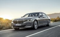 Après un peu plus de trois ans de carrière, la BMW Série 7 s'offre un restylage bien visible.