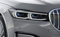 Ces traits bleus dans les phares sont le signe de l'éclairage au Laser optionnel, réservé aux feux de route.