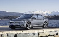 Cette Passat restylée revoit surtout l'intérieur de ses phares et ses boucliers.