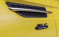 Les ouïes latérales sont peintes en noir si vous optez pour la carrosserie jaune.