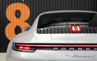 Le chiffre 8 comme... huitième génération et une fluidité des lignes qui souligne le galbe imposant de la poupe. Ailettes noires au-dessus de la grille d'aération moteur pour la S (argent pour la 4S).