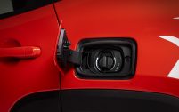 La recharge de ce Renegade PHEV s'effectue sur une prise de courant ou bien en roulant.