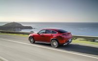 Le GLC Coupé propose un freinage d'urgence actif qui gère aussi les intersections, notamment lorsque les véhicules arrivant en face coupent la route.