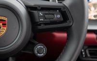 Sur la branche droite, la commande des modes de conduite, avec le bouton Sport Response.