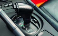 Offrant trois rapports plus un overdrive, la boîte automatique Toyota n’est pas aussi sportive que la Getrag mécanique à six rapports, capable de supporter l’énorme couple délivré par le six-cylindres en ligne une fois préparé.