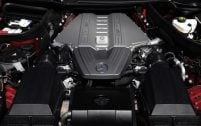 Dotée d'un carter sec, le V8 6.2 AMG atteint ici 571 ch.