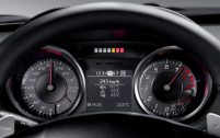 Largement de quoi pulvériser son permis à points en une seule fois: si à 7.400 tr/mn, on atteint 243 km/h en cinquième, il reste toujours deux rapports à passer. Il faut dire que le V8 atmosphérique annonce 571 ch.