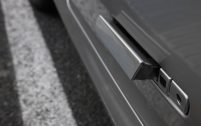 Les poignées de portes se rétractent automatiquement au bout de quelques secondes.