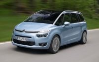 Quinze centimètres de plus que le Citroën C4 Picasso cinq places, et un profil nettement moins dynamique.