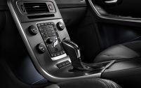 Malgré la présence d'un écran tactile, il y a de nombreux boutons sur la console centrale.