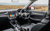Le MG ZS en conduite à droite.