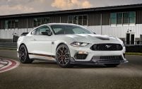 Les jantes alliage en Y sont une option à 1 500 € sur la Ford Mustang Mach 1.