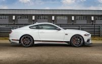 La silhouette de la Ford Mustang Mach 1 ne diffère pas de celle des autres Mustang.