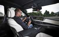 La philosophie de la Classe S a toujours été d’être la meilleure à l’intérieur, sans en faire trop à l’extérieur. La dernière mouture du vaisseau amiral de Mercedes, dont nous avons pu prendre le volant peu de temps après sa présentation statique, l'élève
