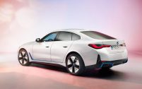Vue 3/4 arrière de la nouvelle BMW i4 (2021)