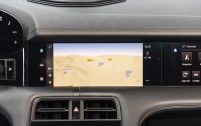 Ecran central multimédias de la Porsche Taycan