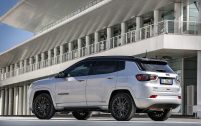 Dommage, le réservoir à la capacité ridicule (36,5 l) limite l'autonomie totale du Jeep Compass 4xe.