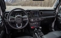 Planche de bord du Jeep Wrangler 4xe hybride rechargeable
