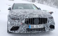 Il s'agit ici de la version ultime AMG C 63, reconnaissable à sa grille de calandre inspirée par l'AMG GT.