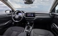 L'habitacle de la Skoda Fabia est spacieux mais la qualité de finition sur les premiers niveaux de finitions reste basique.