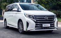 L'actuelle génération du Trumpchi M8 calquait ses phares sur les productions Mercedes-Benz mais il avait déjà une calandre en sablier de type Lexus.