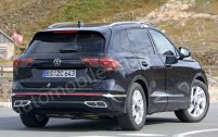 Des autocollants évoquent le contour des feux de l'actuel Tiguan 2, le Tiguan 3 aura des blocs optiques sensiblement différents.
