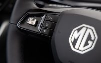 Deux touches personnalisables sont disponibles sur le volant de la MG4.
