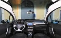 Le dessin de la planche de bord est le même que dans la DS3. La qualité est enfin au rendez-vous. Le pare-brise panoramique est un plus, à l'avant comme à l'arrière.