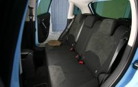 En négociant avec les passagers avant, on arrive à avoir de la place aux jambes derrière. Dommage que les dossiers soient trop droits.