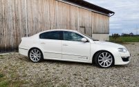 La VW Passat R36 chausse des jantes de 19 pouces.