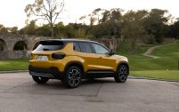 Le nouveau Jeep Avenger partage ses soubassements avec les Peugeot e-2008 et DS 3 E-Tense.