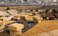 Au beau milieu de ce désert d'Agafay, au sud de Marrakech, on trouve parfois des salons Berbères où prendre le thé à le menthe...ou piquer une tête dans une piscine. Incongru non ?