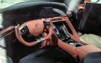 Volant "Yoke" et instrumentation numérique sont au programme.