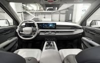 La planche de bord épurée du Kia EV9 dispose de deux écrans numériques de 12,3 pouces de diagonale avec un petit afficheur vertical entre les deux.