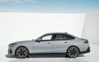 La BMW 550e xDrive dispose d'un moteur à six cylindres essence couplé à une machine électrique de 197 ch qui distille un total de 489 ch.