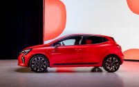 Rien ne bouge sur le profil de la Mitsubishi Colt, même les jantes sont d'origine Renault !