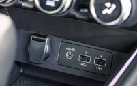 En petite qui vit avec son temps, la nouvelle Renault Clio propose une réplication smartphone et des prises USB.