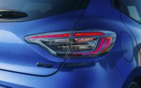 Les feux arrière de la nouvelle Renault Clio intègrent désormais des verrines transparentes à effet cristal.
