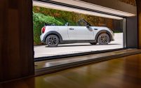 Si la Mini Cooper SE Cabrio ne mesure que 3,86 m de long, cela ne l'empêche pas d'offrir quatre places.