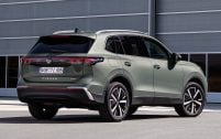 La poupe du Volkswagen Tiguan 2023 est barrée par un bandeau lumineux horizontal.